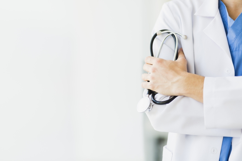 prothesiste-PUGET THENIERS-min_doctor-physician-white-coat-uniform-medical-assistant-stethoscope-1571983-pxhere.com